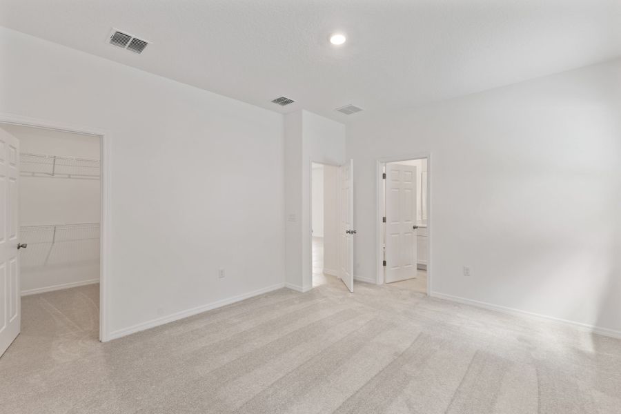 Spacious, unfurnished interior of a new home in Mirror Lake Village, Fruitland Park (Image 14).