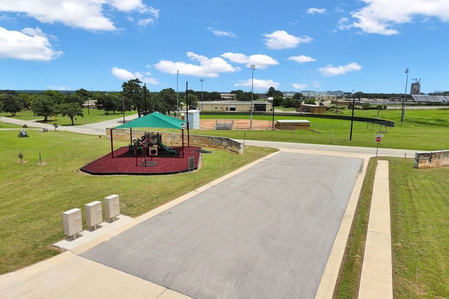 Community amenities in , Giddings (Image 10).