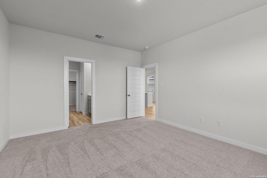 Spacious, unfurnished interior of a new home in Hacienda, San Antonio (Image 17).