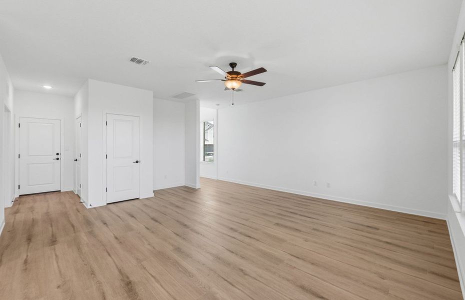 Spacious, unfurnished interior of a new home in Santa Rita Ranch, Liberty Hill (Image 51).