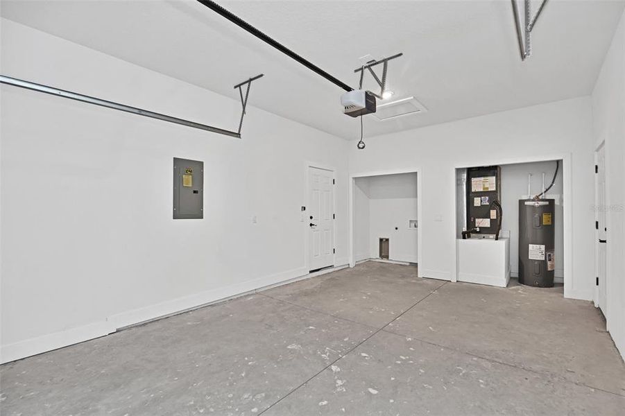 Spacious, unfurnished interior of a new home in , Dunnellon (Image 11).