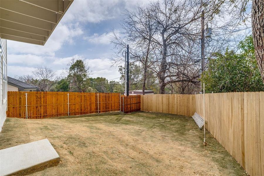 Exterior details and patio area of a home in , Granbury (Image 24).