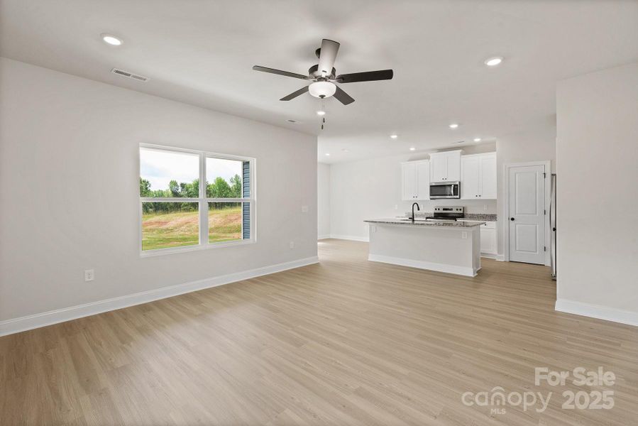 Spacious, unfurnished interior of a new home in Ascot Woods, Charlotte (Image 8).