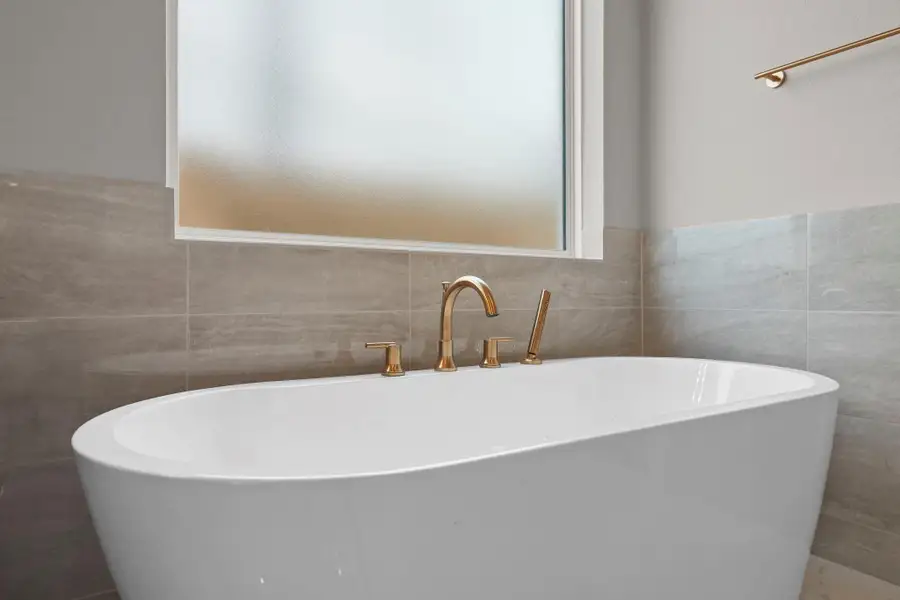 Relaxing spa-like main bath Relaxing spa-like main bath