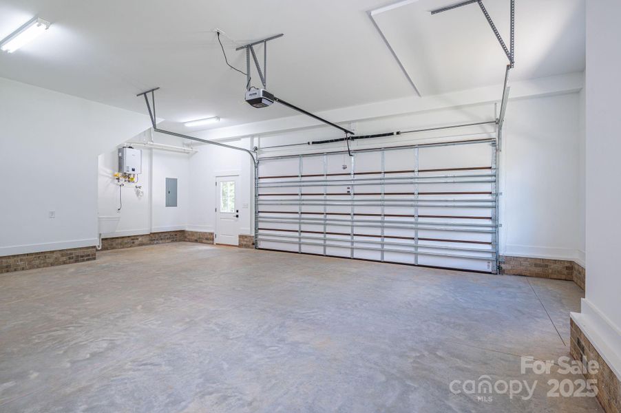 Spacious, unfurnished interior of a new home in , Lincolnton (Image 32).