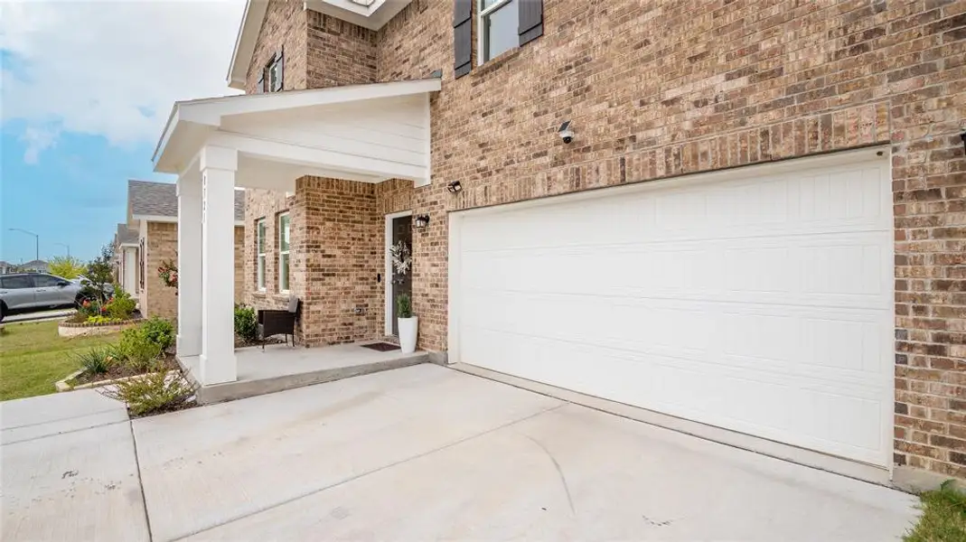 Exterior details and patio area of a home in Ranch at Duck Creek, Fort Worth (Image 4).