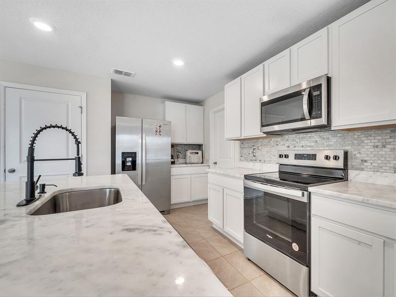 Furnished interior view inside a new home in Evergreen, Bradenton (Image 10).