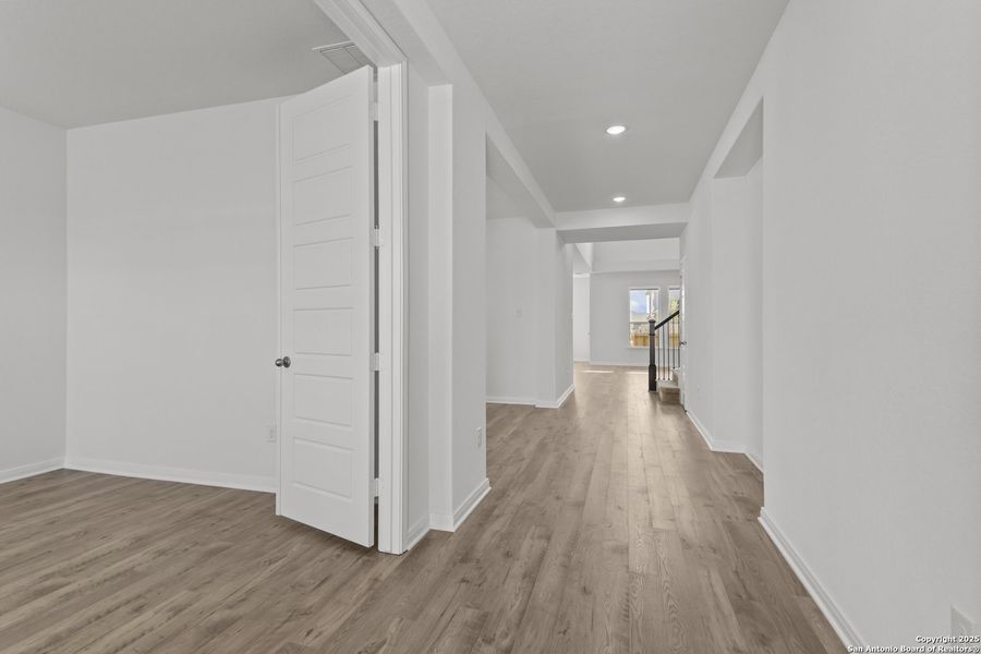 Spacious, unfurnished interior of a new home in Stillwater Ranch 60', San Antonio (Image 28).