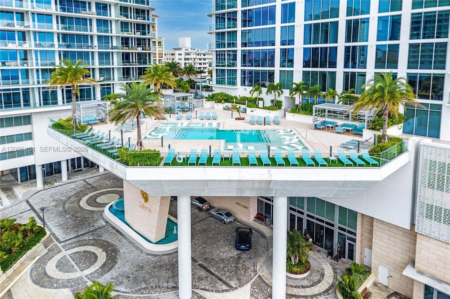 Condo located in Fort Lauderdale, FL showcasing its design and architecture (Image 39).