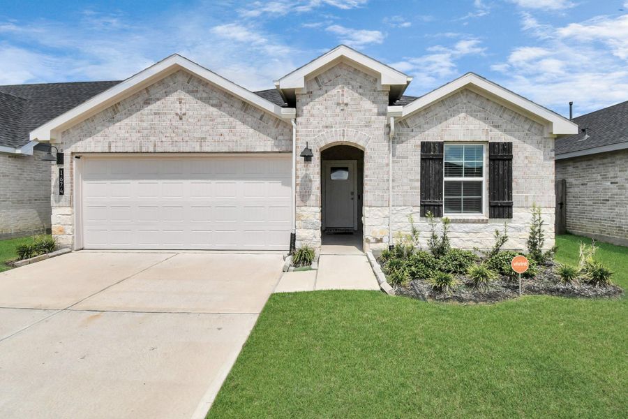 Exterior details and patio area of a home in Post Oak Pointe, Fresno (Image 1).