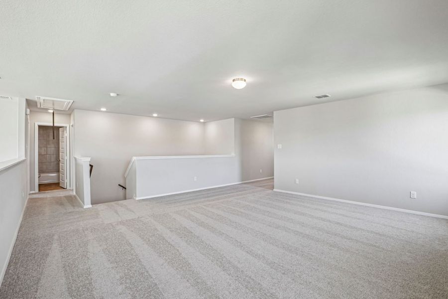 Spacious, unfurnished interior of a new home in Cloverleaf, Austin (Image 27).