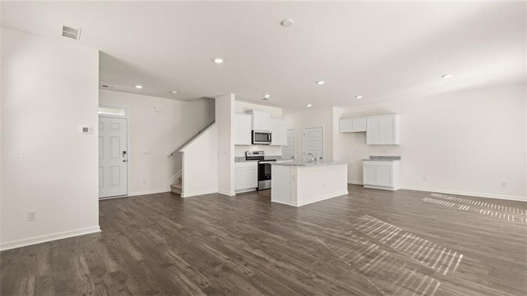 Spacious, unfurnished interior of a new home in Shoal Creek, Hampton (Image 11).