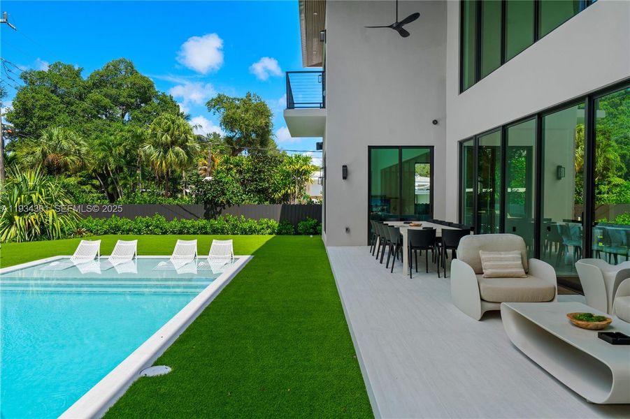Exterior details and patio area of a home in , Miami (Image 28).