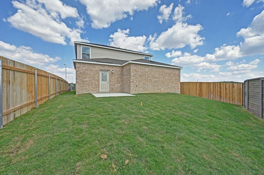 Exterior details and patio area of a home in Stoney Chase, Del Valle (Image 22).