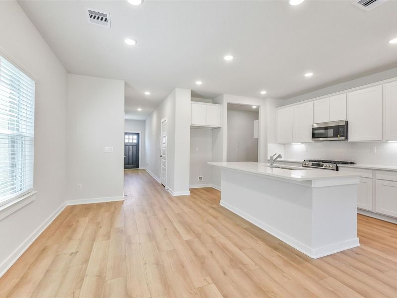 Spacious, unfurnished interior of a new home in Lakes at Black Oak, Magnolia (Image 16).