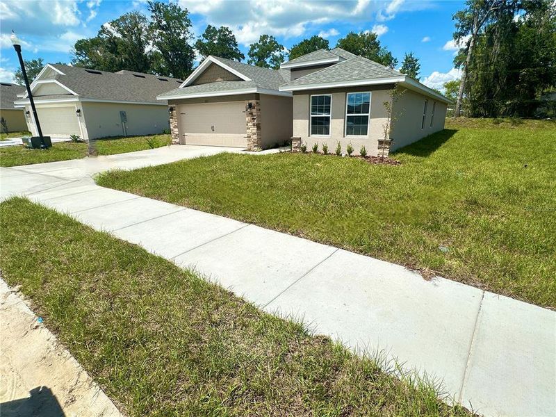 Front exterior of a new home in Oak Hill Plantation, Ocala, FL, highlighting curb appeal (Image 10). Front exterior of a new home in Oak Hill Plantation, Ocala, FL, highlighting curb appeal (Image 10).