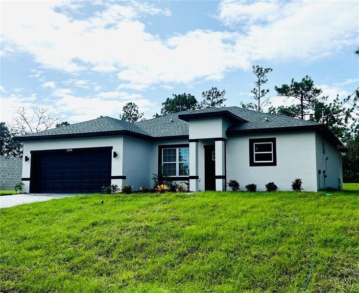 Exterior details and patio area of a home in , Dunnellon (Image 2).