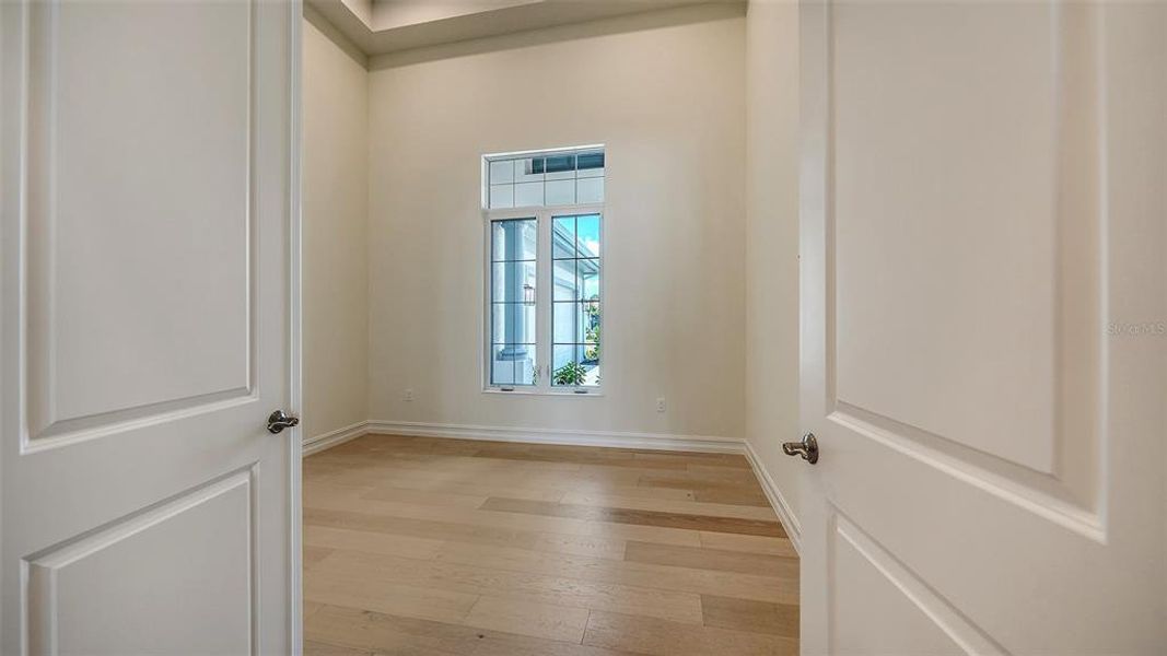 Spacious, unfurnished interior of a new home in , Sarasota (Image 17).