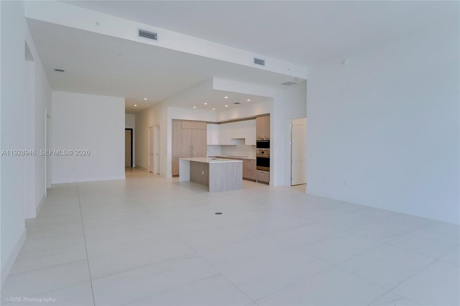 Spacious, unfurnished interior of a new home in , Fort Lauderdale (Image 12).