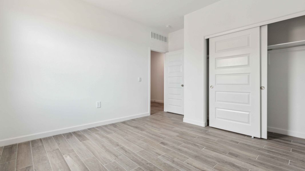 Spacious, unfurnished interior of a new home in Entrada Del Oro, Gold Canyon (Image 17).