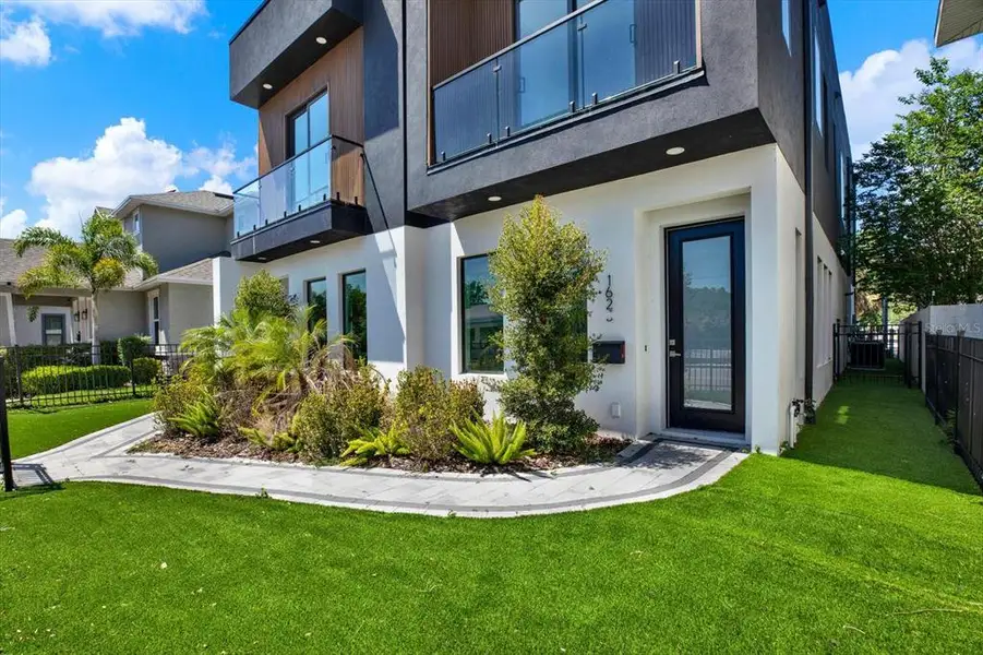 Exterior details and patio area of a home in , St. Petersburg (Image 23).