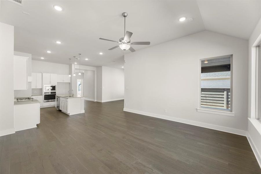 16. 7204 Camilla - Family (3)