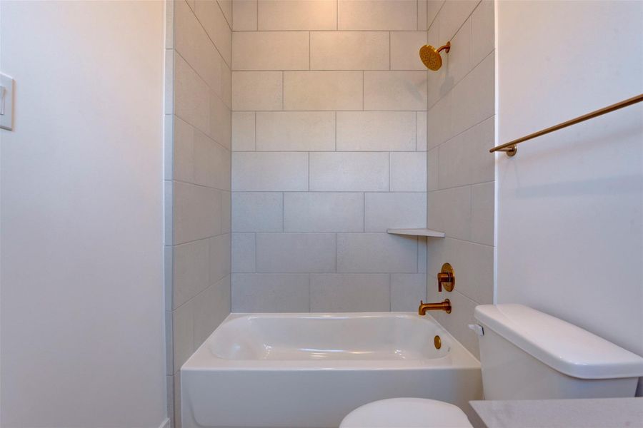 Contemporary en-suite bath.