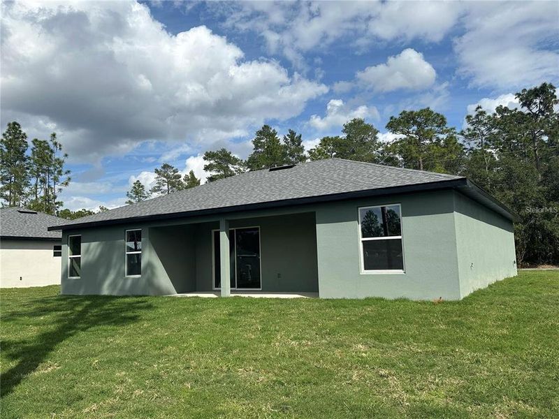 Exterior details and patio area of a home in Marion Oaks, Ocala (Image 3).