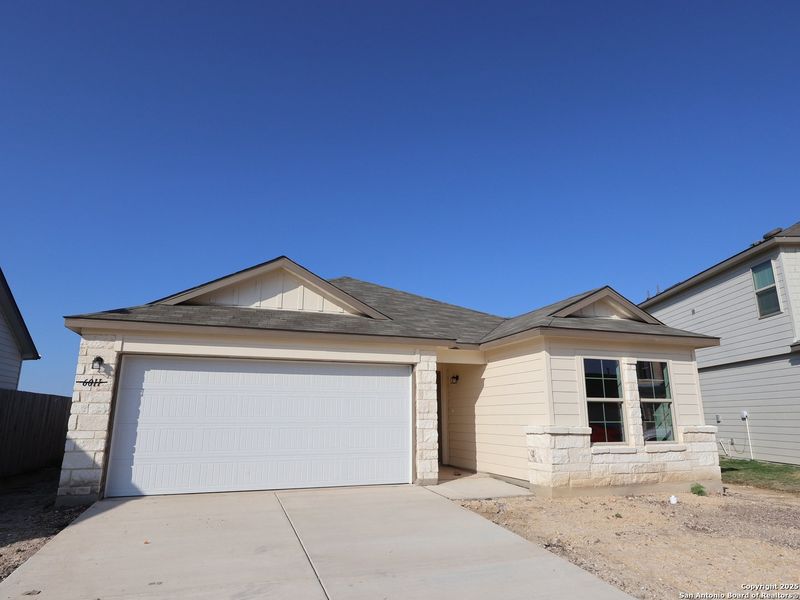 Exterior details and patio area of a home in Blue Ridge Ranch, San Antonio (Image 3).