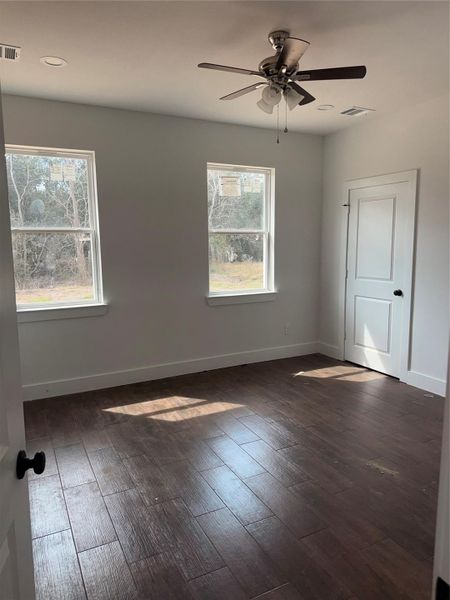 Spacious, unfurnished interior of a new home in , Damon (Image 5).