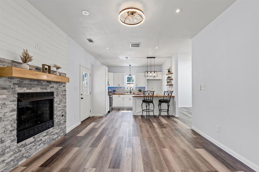 With gas fireplace. With gas fireplace.