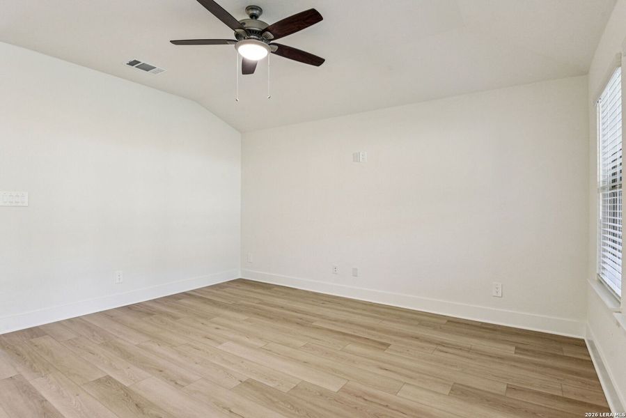 Spacious, unfurnished interior of a new home in Lark Canyon, New Braunfels (Image 38).