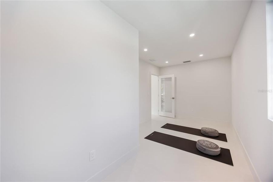 Spacious, unfurnished interior of a new home in , Sarasota (Image 27).