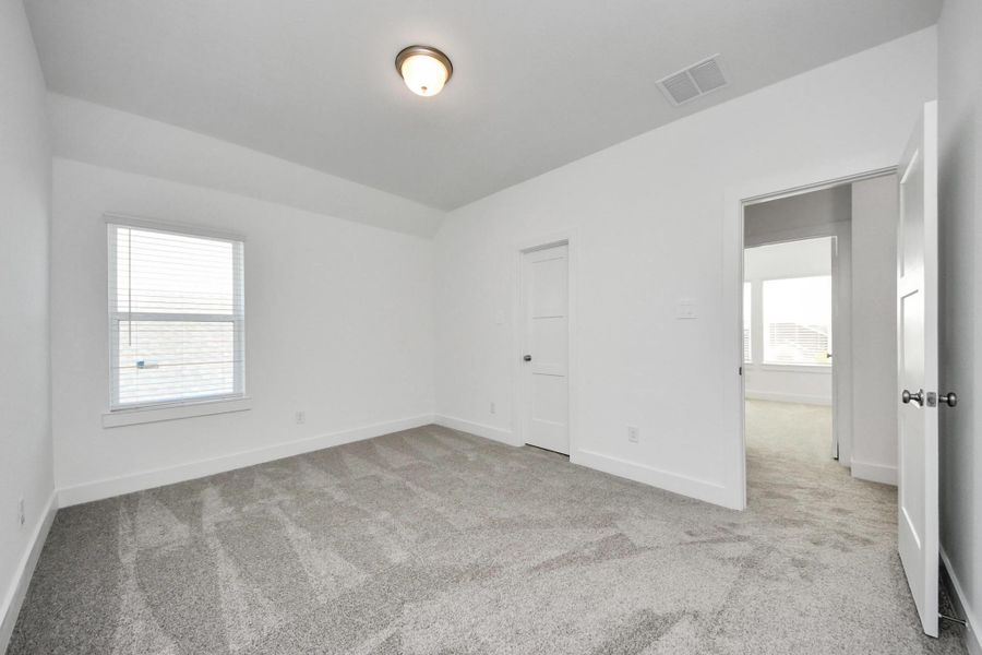 Spacious, unfurnished interior of a new home in Sunterra: Landmark Collection, Katy (Image 12).