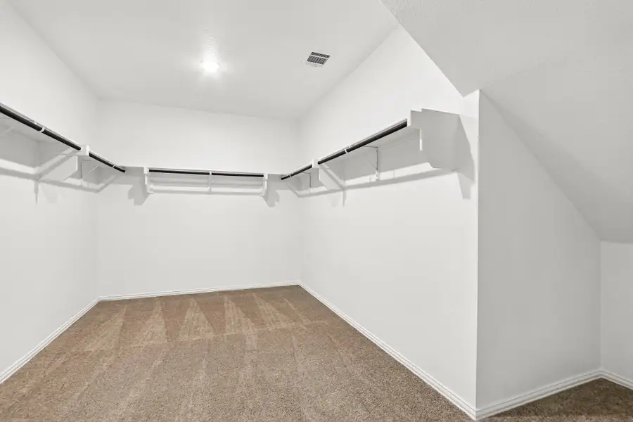 Spacious, unfurnished interior of a new home in Rolling Ridge, Van Alstyne (Image 17).