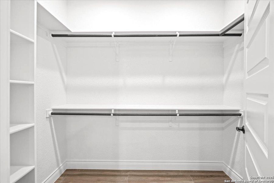 Spacious, unfurnished interior of a new home in , La Vernia (Image 30).