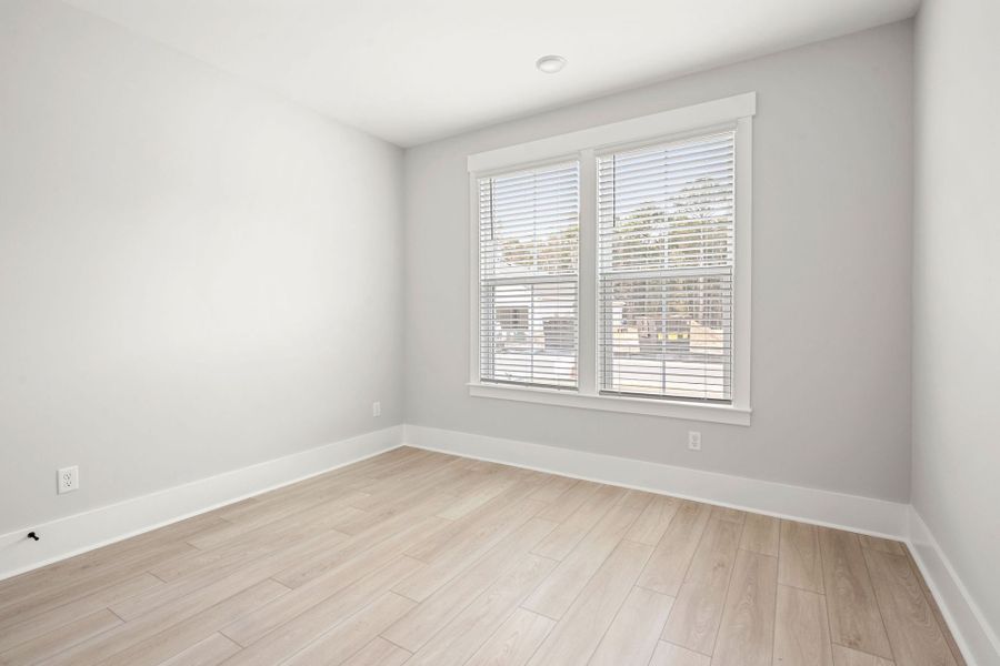 Spacious, unfurnished interior of a new home in Del Webb Savannah at Heartwood, Richmond Hill (Image 27).