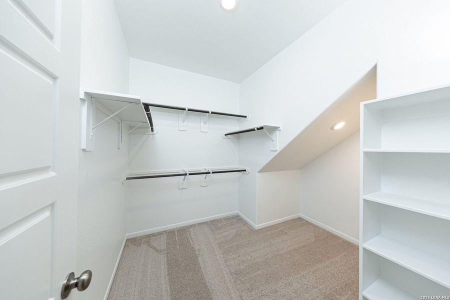 Spacious, unfurnished interior of a new home in Timber Creek, San Antonio (Image 8).