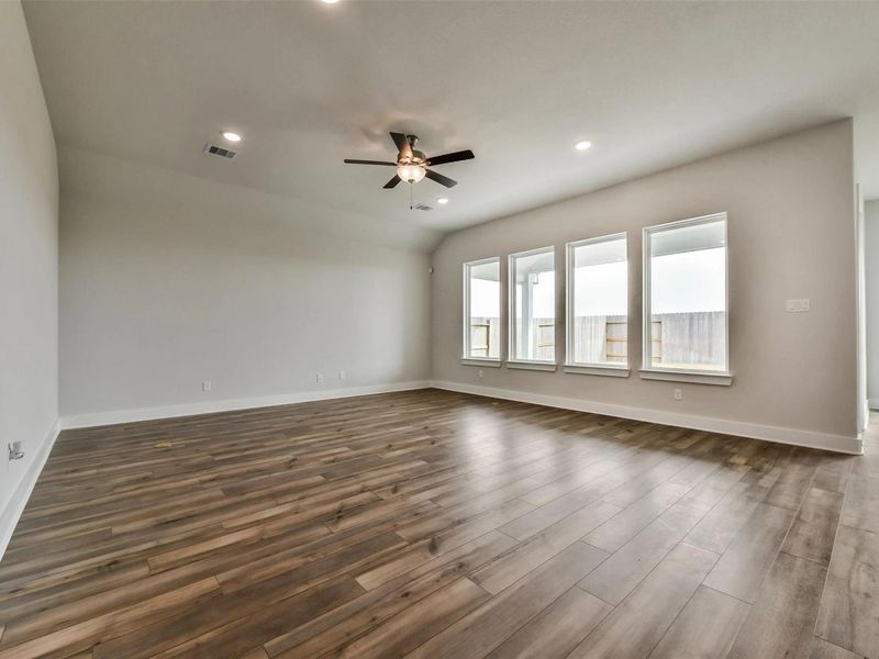 Spacious, unfurnished interior of a new home in Lago Mar, Texas City (Image 19).