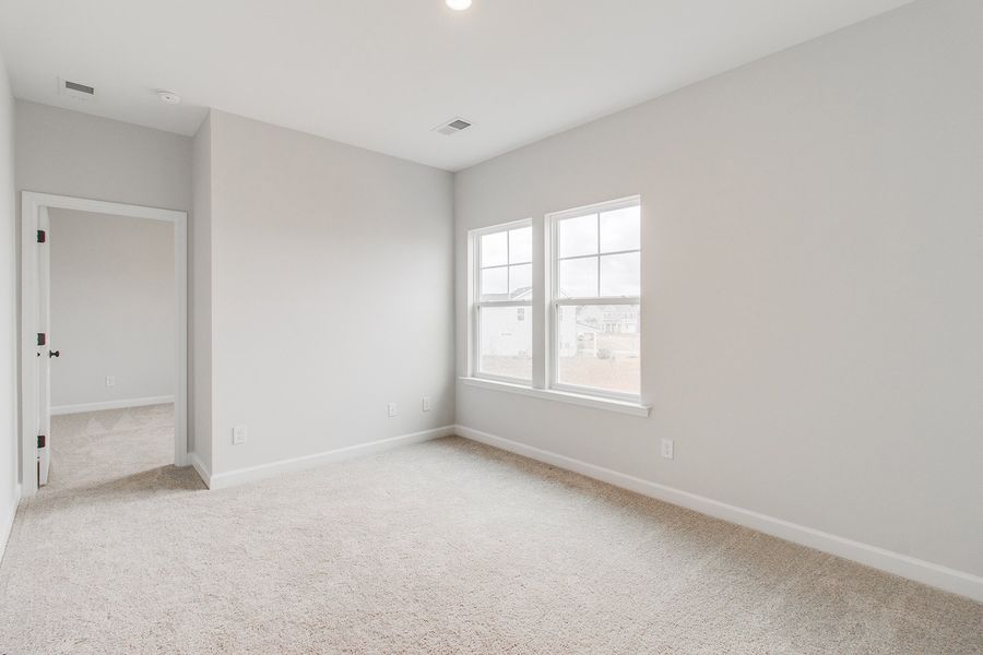 Spacious, unfurnished interior of a new home in Hendrix Farms, Lexington (Image 34).