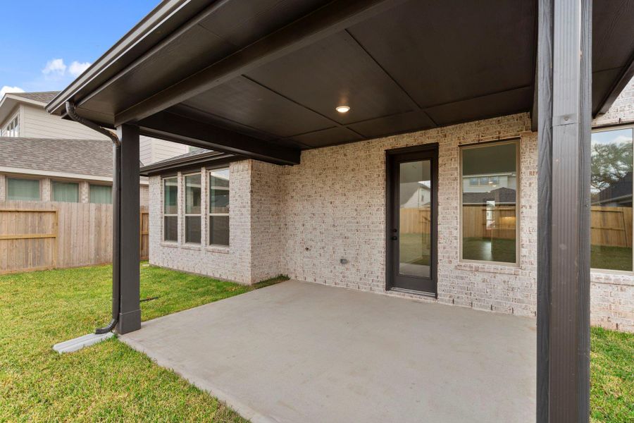 Exterior details and patio area of a home in Sienna 45', 50', Missouri City (Image 3).