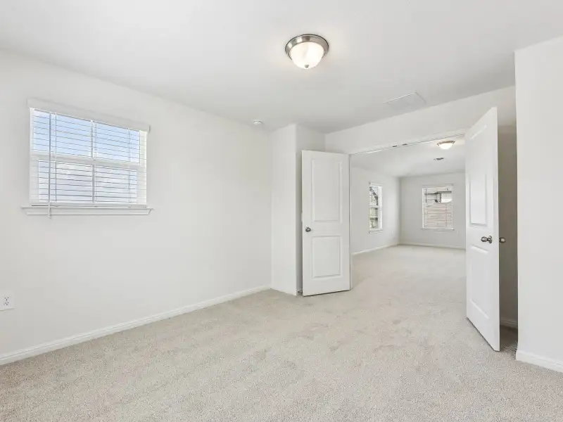 Spacious, unfurnished interior of a new home in Lexington Parke, Del Valle (Image 13).