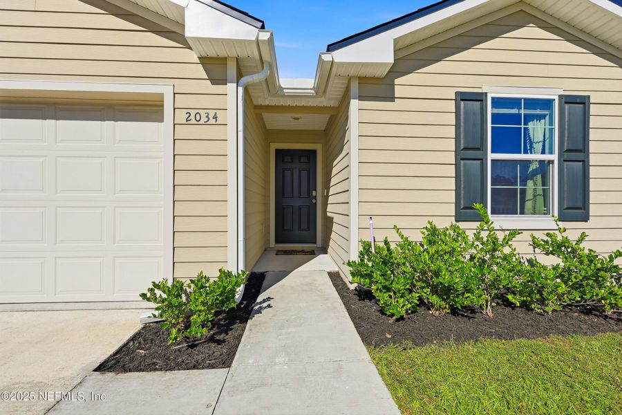 Exterior details and patio area of a home in Willow Springs, Green Cove Springs (Image 3).