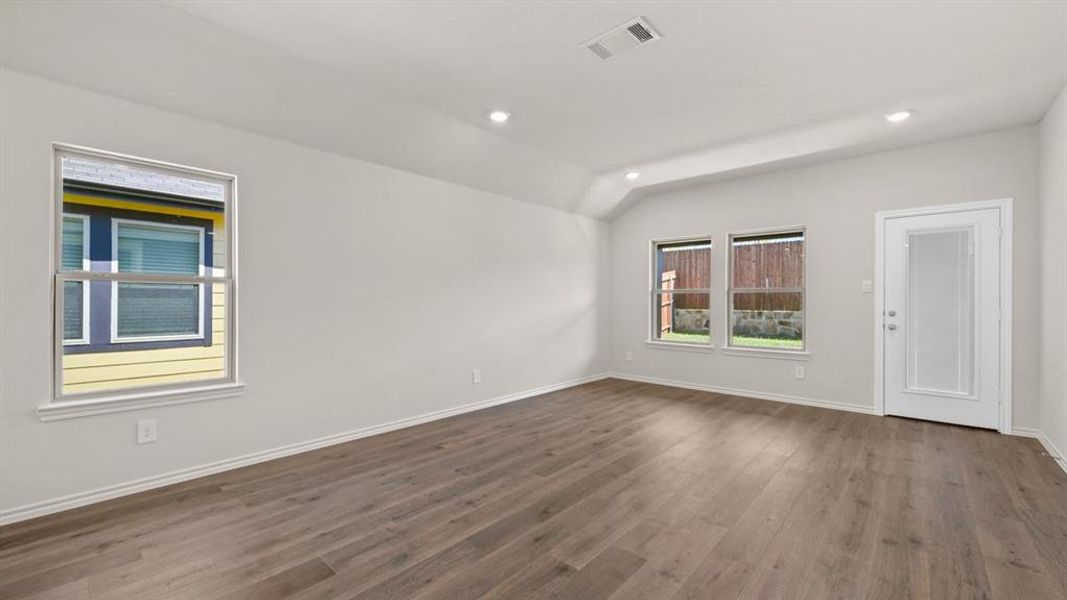 Spacious, unfurnished interior of a new home in Blaire Lake, Tyler (Image 22).