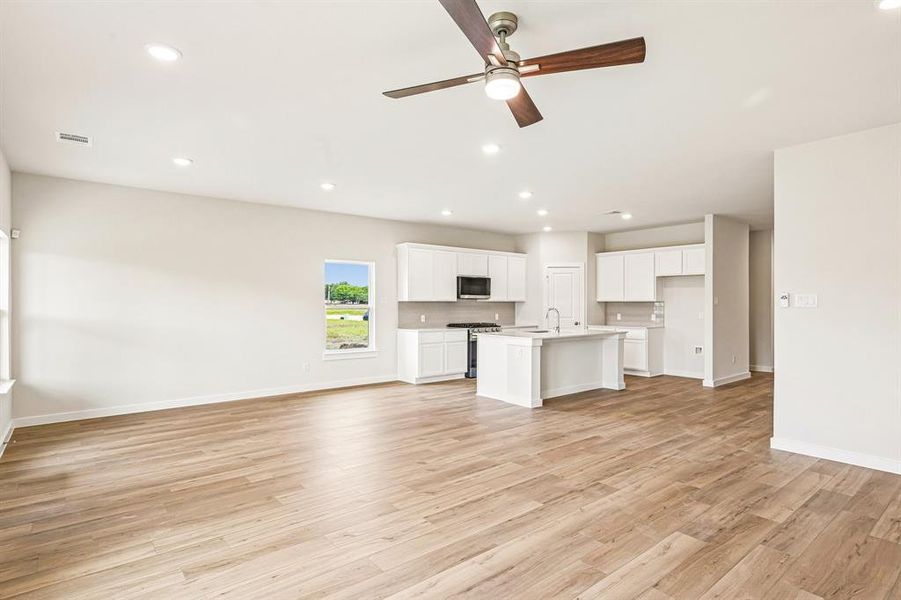 Spacious, unfurnished interior of a new home in Overland Grove, Forney (Image 25).