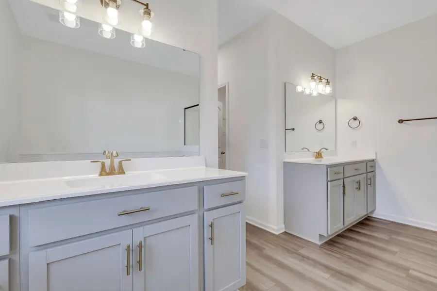 Laurel Owner’s Bath – Dual Vanities Laurel Owner’s Bath – Dual Vanities