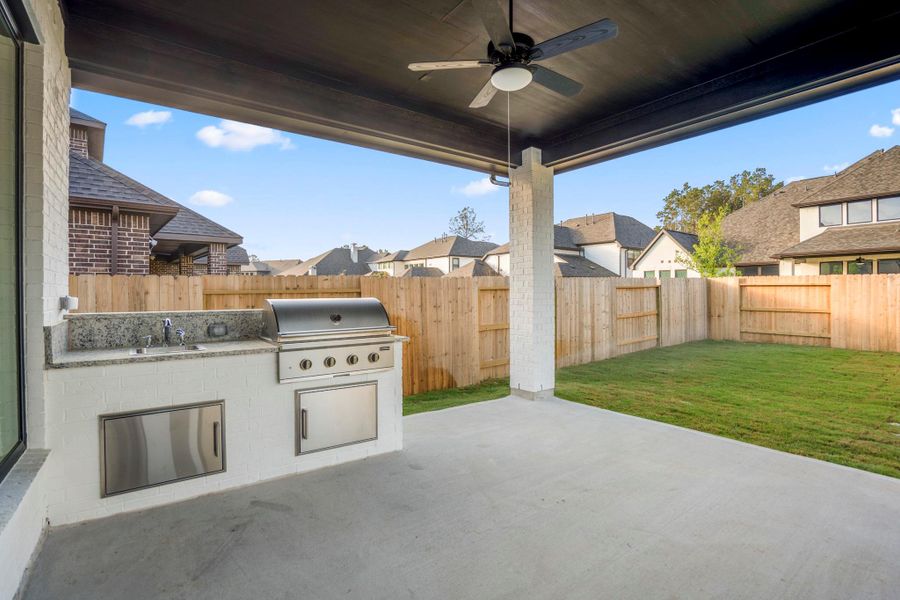 Exterior details and patio area of a home in ARTAVIA 70′ Lots, Conroe (Image 3).