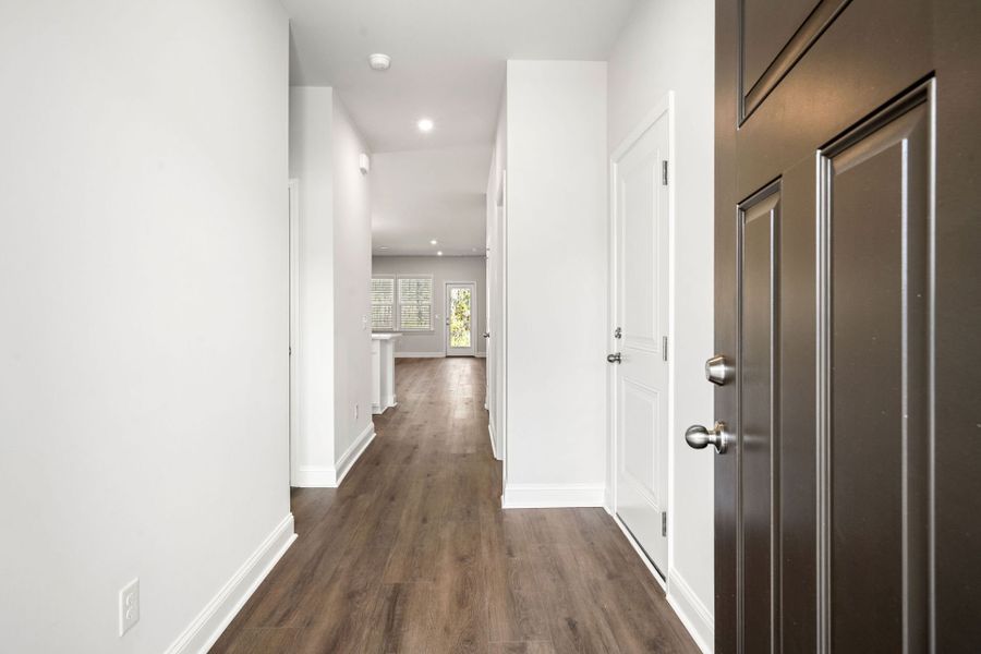 Spacious, unfurnished interior of a new home in Waterways, Richmond Hill (Image 19).