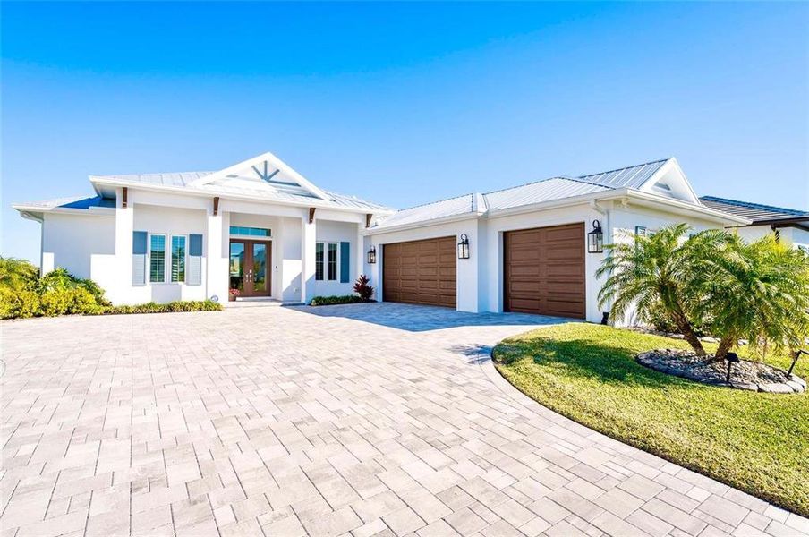 Exterior details and patio area of a home in , Palmetto (Image 3).
