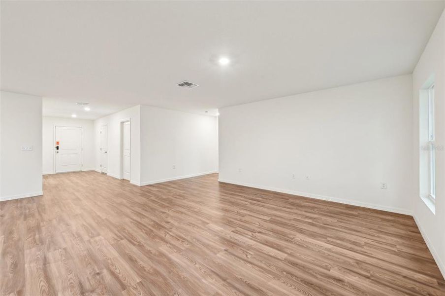 Spacious, unfurnished interior of a new home in Sugarmill Woods, Homosassa (Image 26). Spacious, unfurnished interior of a new home in Sugarmill Woods, Homosassa (Image 26).